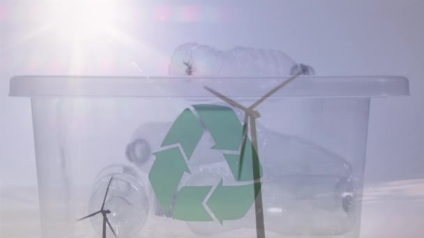 Animación Reciclado Verde Firmar Sobre Caja Con Botellas Plástico Aerogeneradores — Vídeo de stock