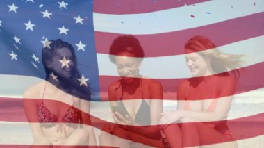 Amerikan bayrağı ve konfeti animasyonu sahildeki çeşitli bayan arkadaşlara karşı. Vatanseverlik ve kutlama konsepti dijital olarak oluşturulmuş video.