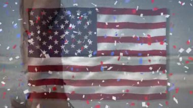 Amerikan bayrağı ve konfeti animasyonu plajdaki beyaz kadın üzerinde. Vatanseverlik ve kutlama konsepti dijital olarak oluşturulmuş video.