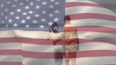 Sahildeki çeşitli çiftler üzerinde Amerikan bayrağı animasyonu. Vatanseverlik ve kutlama konsepti dijital olarak oluşturulmuş video.