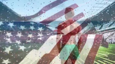 Amerikan bayrağı ve konfeti animasyonu plajdaki beyaz adam üzerinde. Vatanseverlik ve kutlama konsepti dijital olarak oluşturulmuş video.