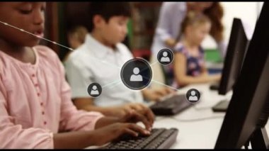 Bilgisayar kullanan farklı okul çocukları üzerindeki simgelerle bağlantı ağının animasyonu. okul ve eğitim kavramı dijital olarak oluşturulan video.