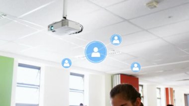 Sınıftaki farklı öğrencilerin simgeleriyle bağlantı ağının animasyonu. okul ve eğitim kavramı dijital olarak oluşturulan video.