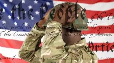 Amerikan bayrağının animasyonu ve Afro-Amerikan erkek asker üzerine yazılmış metin. Vatanseverlik ve kutlama konsepti dijital olarak oluşturulmuş video.