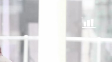 Telefon kulaklığı kullanan Kafkas iş kadını üzerine diyagram ikonu çizimi. küresel iş, finans, bağlantılar ve dijital arayüz konsepti dijital olarak oluşturulmuş video.
