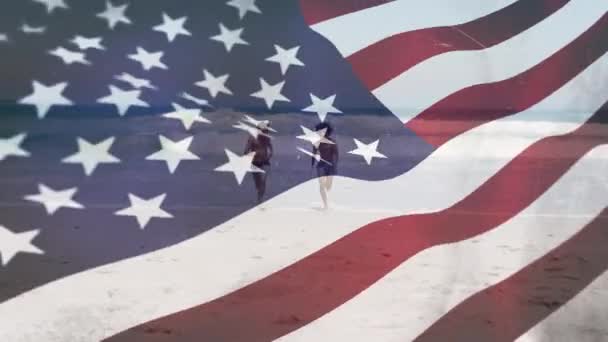 在海滩上 美国国旗在不同的夫妇之间飘扬 爱国主义和庆祝概念数码视频 — 图库视频影像