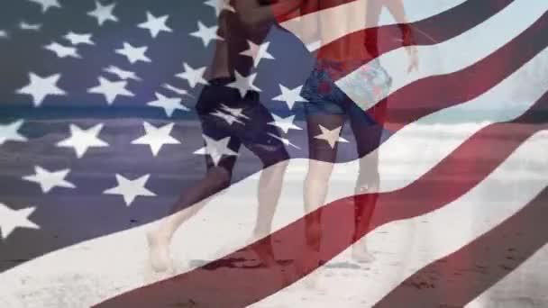 Animacja Amerykańskiej Flagi Nad Różnymi Przyjaciółmi Plaży Patriotyzm Koncepcja Celebracji — Wideo stockowe