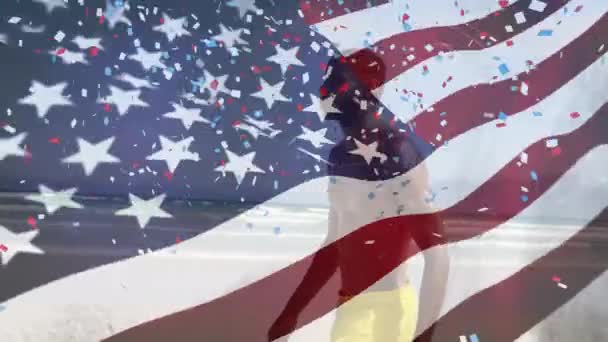 Animación Bandera Americana Confeti Sobre Hombre Afroamericano Playa Patriotismo Concepto — Vídeo de stock