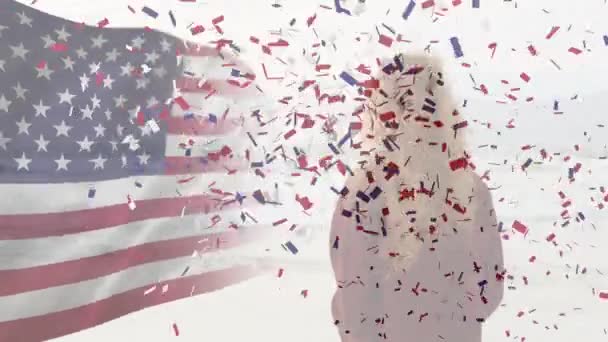 Animación Bandera Americana Confeti Sobre Mujer Caucásica Playa Patriotismo Concepto — Vídeo de stock