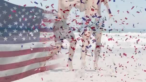 Animação Bandeira Americana Confetes Sobre Diversos Amigos Homens Praia Conceito — Vídeo de Stock