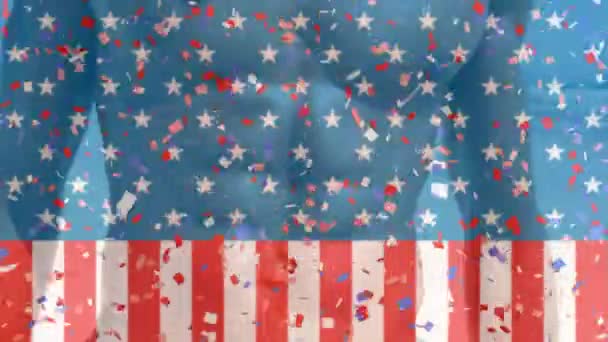 ビーチでアフリカ系アメリカ人の男に対するアメリカ国旗とコンフェッティのアニメーション 愛国心とお祝いのコンセプトをデジタルで — ストック動画