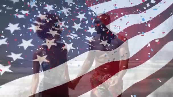 Animatie Van Amerikaanse Vlag Confetti Afrikaans Amerikaans Koppel Het Strand — Stockvideo