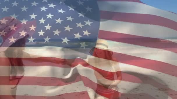 在海滩上向高加索的女性朋友们展示美国国旗的动画 爱国主义和庆祝概念数码视频 — 图库视频影像