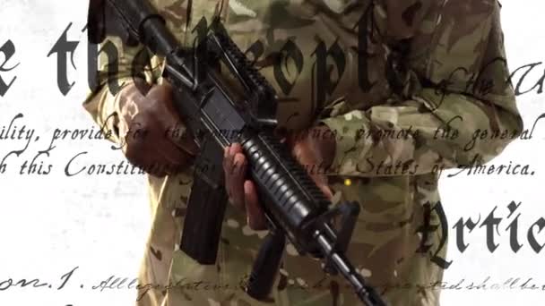 Анимация Текста Над Африканским Американским Солдатом Мужчиной Оружием Патриотизм Концепция — стоковое видео