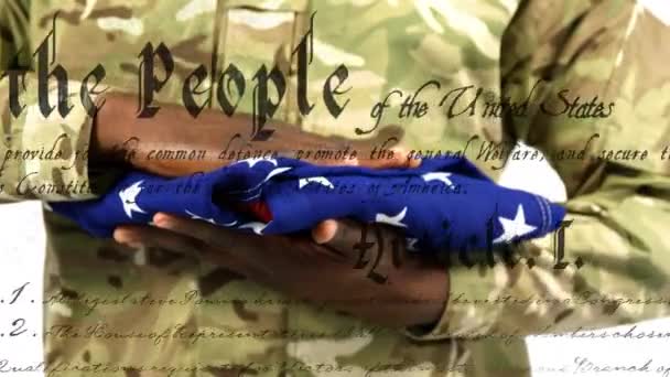 Κινούμενο Σχέδιο Αμερικάνικης Σημαίας Και Κείμενο Πάνω Από Αφροαμερικανό Στρατιώτη — Αρχείο Βίντεο