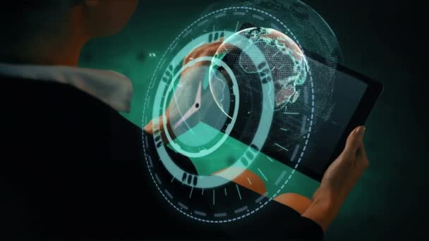 Kafkas Kadını Elinde Tablet Tutarken Saatin Dünyanın Animasyonu Küresel Veri — Stok video