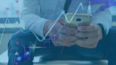 Akıllı telefon kullanan beyaz adamın ellerinde finansal verilerin animasyonu. küresel iş, finans, ekonomi ve teknoloji konsepti dijital olarak oluşturulmuş video.