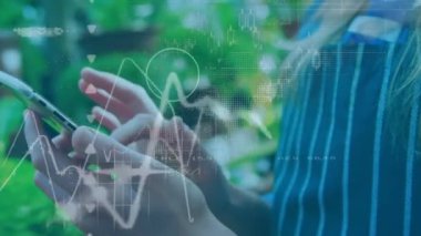 Akıllı telefon kullanan beyaz bir kadının elleri üzerinde çeşitli verilerin animasyonu. küresel iş, veri işleme ve teknoloji konsepti dijital olarak oluşturulmuş video.