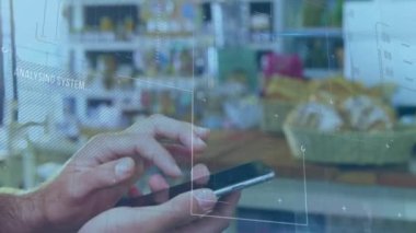 Akıllı telefon kullanan beyaz adamın elleri üzerinde çeşitli verilerin animasyonu. küresel iş, veri işleme ve teknoloji konsepti dijital olarak oluşturulmuş video.