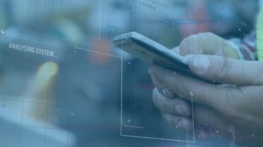 Akıllı telefon kullanan beyaz adamın elleri üzerinde çeşitli verilerin animasyonu. küresel iş, veri işleme ve teknoloji konsepti dijital olarak oluşturulmuş video.