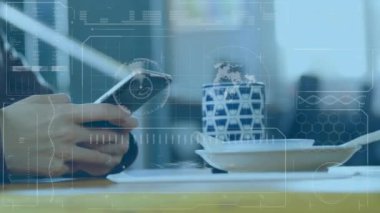 Akıllı telefon kullanan beyaz adamın elleri üzerinde çeşitli verilerin animasyonu. küresel iş, veri işleme ve teknoloji konsepti dijital olarak oluşturulmuş video.