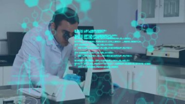 Laboratuvarda mikroskop kullanan beyaz erkek bilim adamı üzerinde bilimsel veri işleme animasyonu. küresel bilim ve veri işleme kavramı dijital olarak oluşturulmuş video.