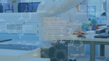 Laboratuvardaki çeşitli bilim adamları üzerinde bilimsel veri işleme animasyonu. küresel bilim ve veri işleme kavramı dijital olarak oluşturulmuş video.