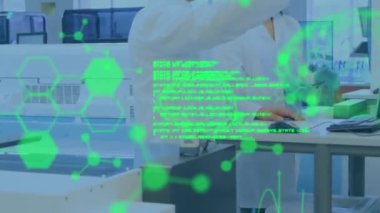 Çeşitli doktorlar üzerinde bilimsel veri işleme animasyonu. küresel tıp, bilim ve veri işleme kavramı dijital olarak oluşturulmuş video.