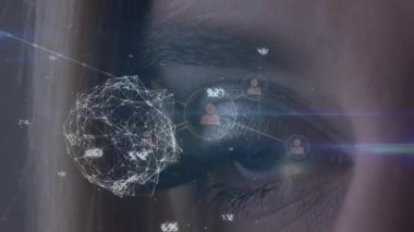 İnsanlarla olan bağlantı ağlarının animasyonu kadınların mavi gözü ve küresi üzerinde simgeler oluşturuyor. küresel bağlantılar, ağlar ve bulut hesaplama konsepti dijital olarak oluşturulmuş video.