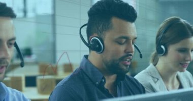 Ofiste çalışan kulaklıklı çeşitli erkek danışmanlar üzerinde finansal grafiklerin animasyonu. küresel iş, finans, ekonomi ve teknoloji konsepti dijital olarak oluşturulmuş video.