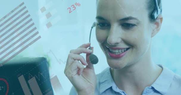 Animace Finančních Grafů Nad Šťastnou Bělošskou Poradkyní Pracující Kanceláři Globální — Stock video