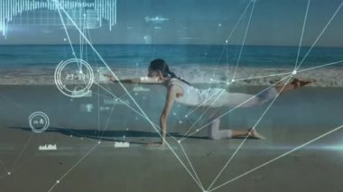 Gün batımında plajda yoga yapan melez bir kadınla olan bağlantıların animasyonu. spor aktif yaşam tarzı, bağlantılar, teknoloji ve dijital arayüz konsepti dijital olarak oluşturulmuş video.