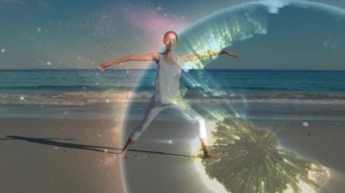 Gün batımında plajda yoga yapan melez bir kadın yerine bağlantı ve dünyanın animasyonu. spor aktif yaşam tarzı, bağlantılar, teknoloji ve dijital arayüz konsepti dijital olarak oluşturulmuş video.