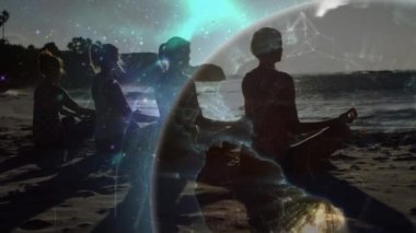 Gün batımında sahilde yoga yapan çeşitli kadınlarla olan bağlantıların animasyonu. spor aktif yaşam tarzı, bağlantılar, teknoloji ve dijital arayüz konsepti dijital olarak oluşturulmuş video.