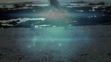 Gün batımında plajda yoga yapan melez bir kadınla olan bağlantıların animasyonu. spor aktif yaşam tarzı, bağlantılar, teknoloji ve dijital arayüz konsepti dijital olarak oluşturulmuş video.