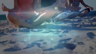 Gün batımında sahilde yoga yapan çeşitli kadınlarla olan bağlantıların animasyonu. spor aktif yaşam tarzı, bağlantılar, teknoloji ve dijital arayüz konsepti dijital olarak oluşturulmuş video.