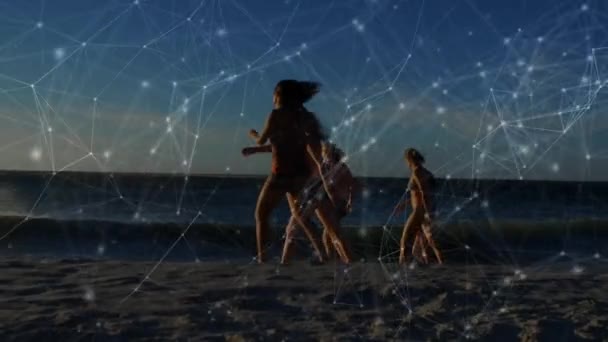 在日落时在海滩上散步的不同女人之间的连接动画 运动积极的生活方式 技术和数字视频接口概念 — 图库视频影像