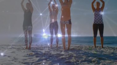 Gün batımında sahilde yoga yapan çeşitli kadınlarla olan bağlantıların animasyonu. spor aktif yaşam tarzı, bağlantılar, teknoloji ve dijital arayüz konsepti dijital olarak oluşturulmuş video.