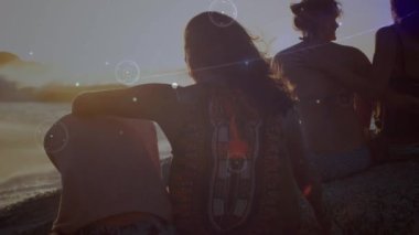 Gün batımında sahilde eğlenen farklı kadınlarla olan bağlantıların animasyonu. spor aktif yaşam tarzı, bağlantılar, teknoloji ve dijital arayüz konsepti dijital olarak oluşturulmuş video.