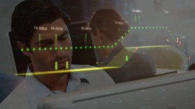 Ofiste çalışan beyaz adamın finansal grafiklerinin animasyonu. küresel iş, finans, ekonomi ve teknoloji konsepti dijital olarak oluşturulmuş video.