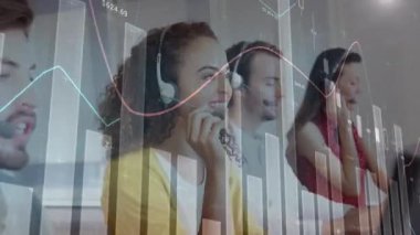 Ofiste çalışan kadın ve erkek danışmanlar üzerine finansal grafiklerin animasyonu. küresel iş, finans, ekonomi ve teknoloji konsepti dijital olarak oluşturulmuş video.