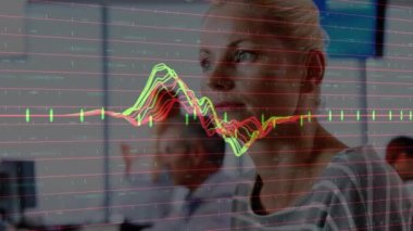 Ofiste çalışan beyaz kadın için finansal grafiklerin animasyonu. küresel iş, finans, ekonomi ve teknoloji konsepti dijital olarak oluşturulmuş video.
