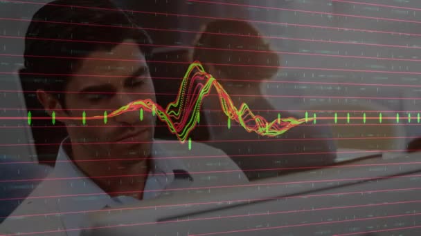 Анімація Фінансових Графіків Над Кавказькою Людиною Працює Посаді Глобальна Концепція — стокове відео