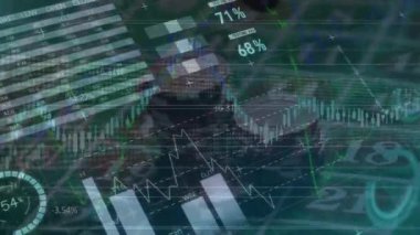 Şebeke üzerinde finansal veri işleme animasyonu. küresel iş, finans ve veri işleme kavramı dijital olarak oluşturulmuş video.