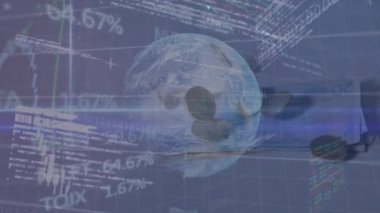 Küresel ve ızgara üzerinde finansal veri işleme animasyonu. küresel iş, finans ve veri işleme kavramı dijital olarak oluşturulmuş video.