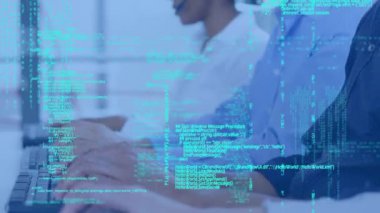 Telefon kulaklığı kullanan çeşitli iş adamlarının veri işleme animasyonları. küresel iş, veri işleme ve dijital arayüz kavramı dijital olarak oluşturulmuş video.