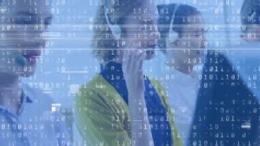 Telefon kulaklığı kullanan farklı iş adamlarından ikili kodlama veri işleme animasyonu. küresel iş, veri işleme ve dijital arayüz kavramı dijital olarak oluşturulmuş video.