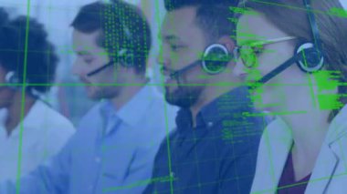 Telefon kulaklığı kullanan çeşitli iş adamlarının veri işleme animasyonları. küresel iş, veri işleme ve dijital arayüz kavramı dijital olarak oluşturulmuş video.