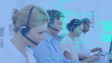 Telefon kulaklığı kullanan çeşitli iş adamlarının veri işleme animasyonları. küresel iş, veri işleme ve dijital arayüz kavramı dijital olarak oluşturulmuş video.