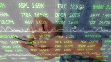 Akıllı telefon kullanan beyaz adamın finansal veri işleme animasyonu. iş, teknoloji ve veri işleme kavramı dijital olarak oluşturulmuş video.